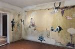 Wandcollage im Landarbeiterhaus, 2013, Objekte geschnitten aus Kork, bemalt mit Acryl und Öl, montiert auf einer vorgefundenen Wand